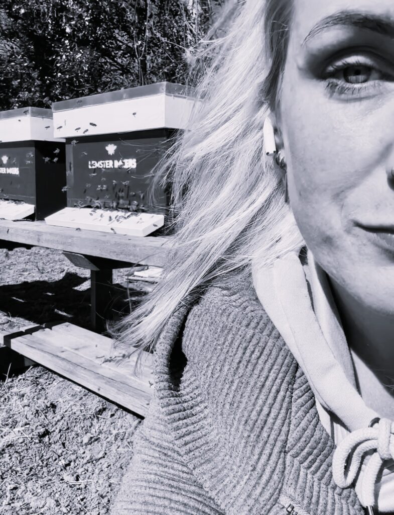 Inge zit bij de bijenkasten in het vroege voorjaar en kijkt naar de eerste vliegbewegingen van de bijen, het ontwaken van de volken.